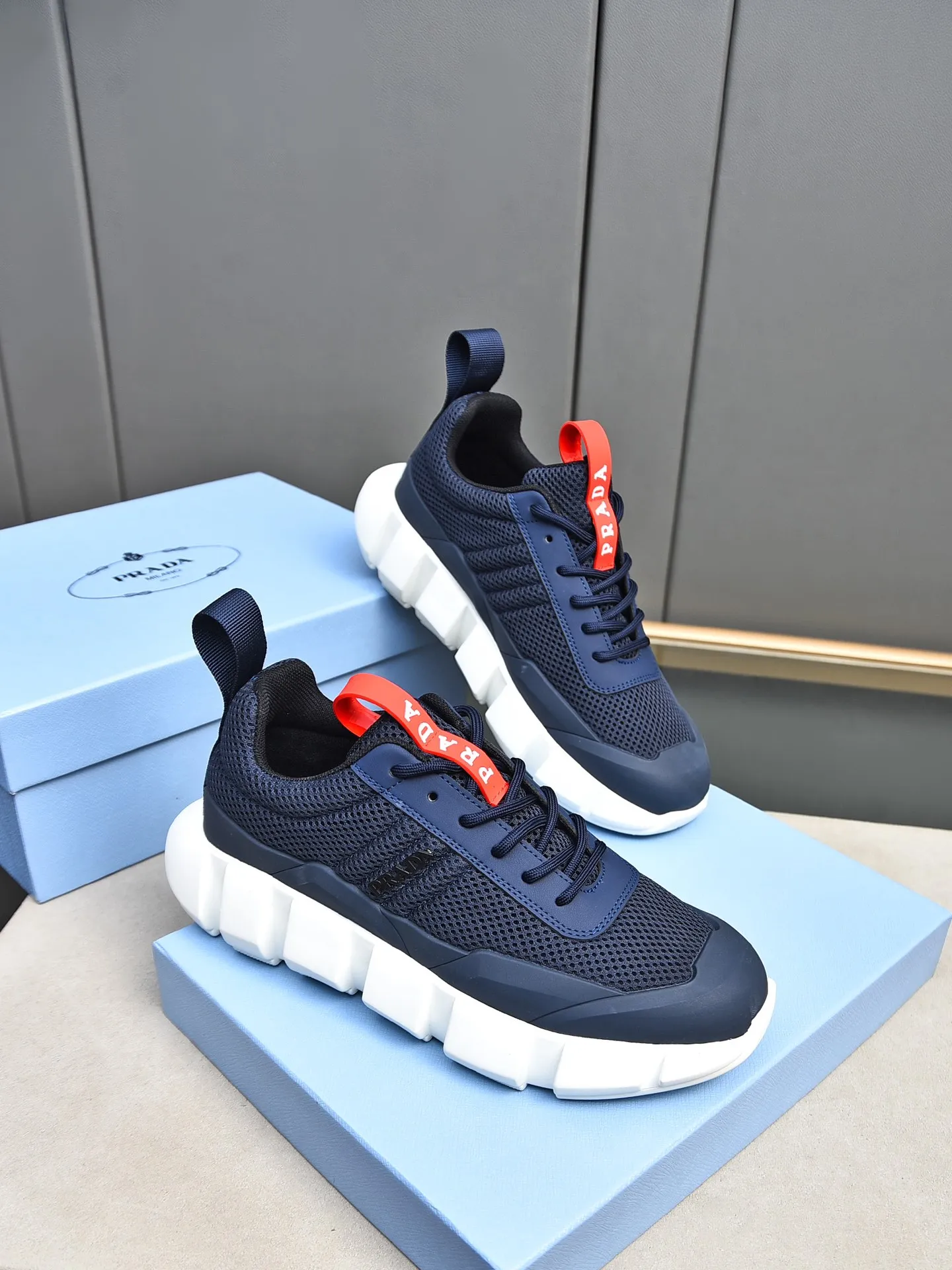 Men's shoes 💰480 PRADA/Prada men's lace-up casual sports shoes, the upper is made of cowhide leather and breathable mesh. It is soft, comfortable and breathable. The tongue is decorated with the PRADA brand letter logo. The thick rubber sole echoes the red label tongue. The style is fashionable and generous. The details are carefully crafted. A casual sports shoe with a super fashionable look on the foot. Excellent breathability!  Size: 38-44 (45 46 customized)